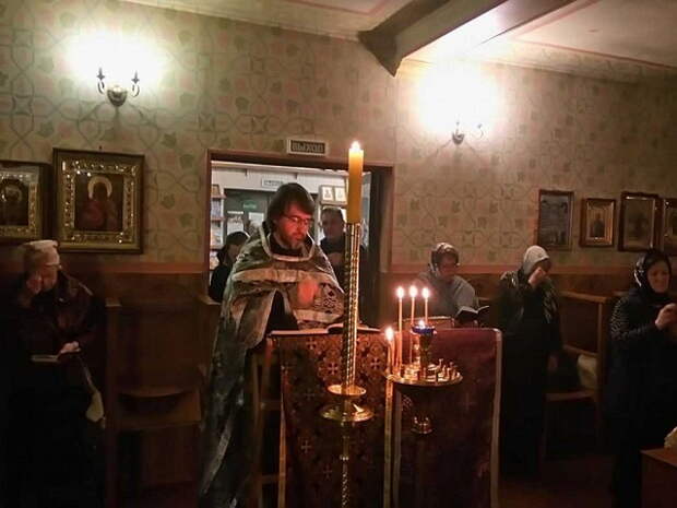 Служба в храме 3.jpg