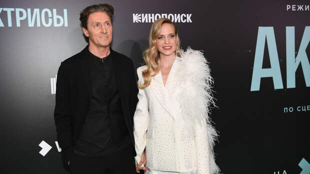 Счет на миллионы: муж Глюкозы погряз в долгах на фоне странного поведения жены