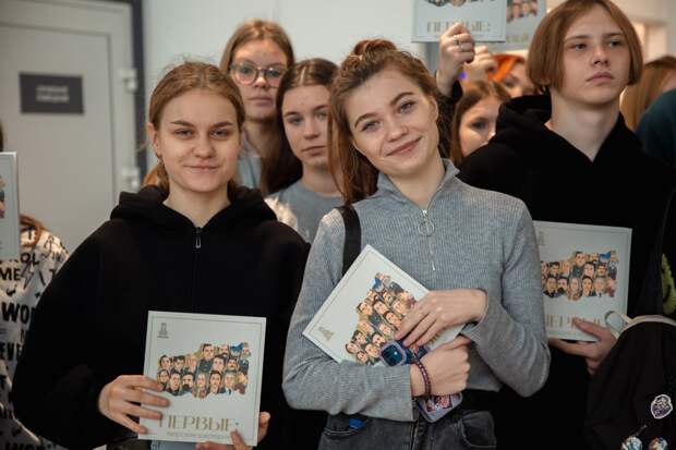 В Твери участники патриотического форума получили в подарок книгу "Первые"