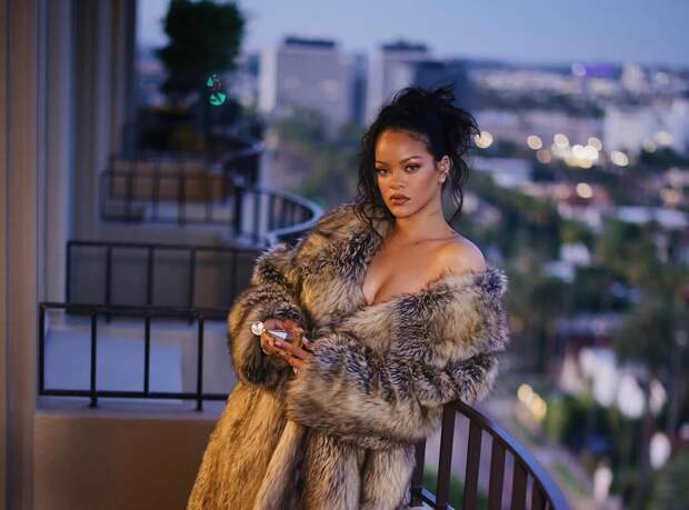 Певица Рианна показала фигуру в легинсах спустя четыре месяца после родов