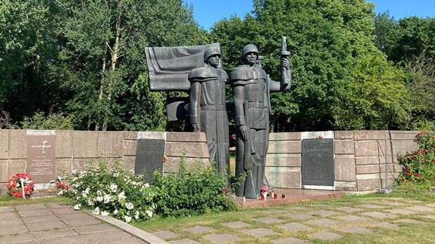 В Госдуме оценили разрешение переносить захоронения советских воинов в Литве