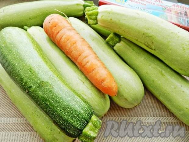 Приготовить ингредиенты для замораживания кабачков. Морковь и кабачки вымыть, обсушить и очистить. Кожуру у кабачков можно снять или оставить, если она не жесткая. 