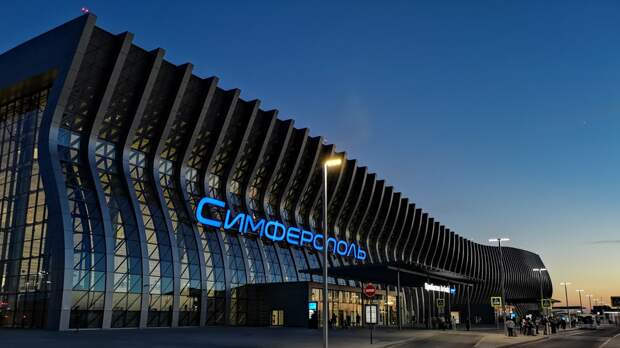 Аэропорт Симферополя возобновил работу после ЧП с выкатившимся лайнером