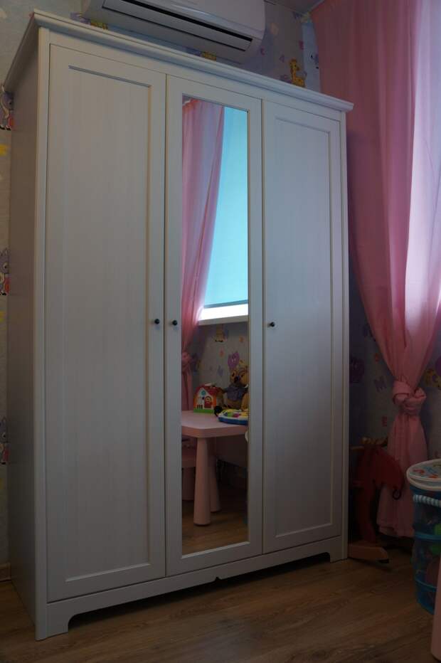 Детская комната для девочки, дизайн детской, белый шкаф в детской