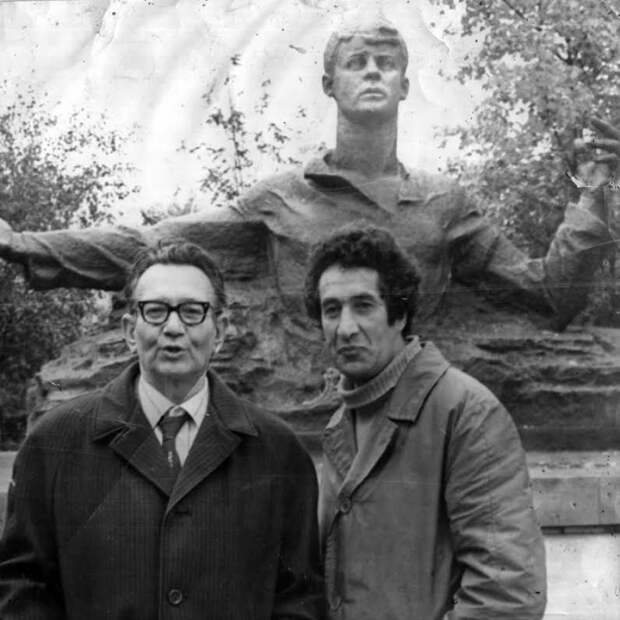 Есенин у памятника