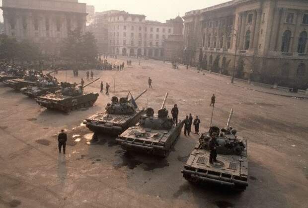 36-TanksinPalaceSquare.jpg 36-TanksinPalaceSquare.jpg