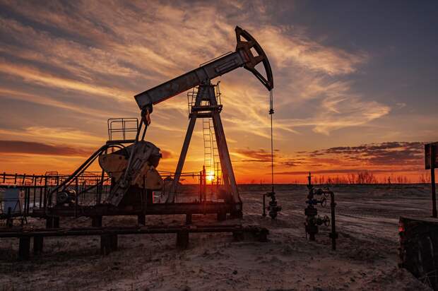 Нефть немного поднялась в цене на фоне ближневосточного конфликта и сокращения запасов в США