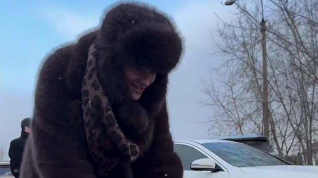 Певицу Mona обвинили в лицемерии после визита в приют для животных в шубе