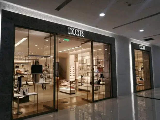 Dior возвращается в Москву: стали известны сроки возобвления работы магазинов