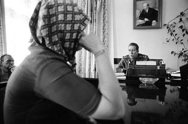 Начальник  челябинской колонии, подаривший  автору маленький красно-коричневый томик  Бальмонта с надписью «Вике – искренне»