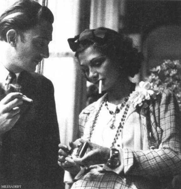 Сальвадор Дали и Коко Шанель закуривают (1938) Сальвадор Дали и Коко Шанель закуривают (1938) история, ретро, фото