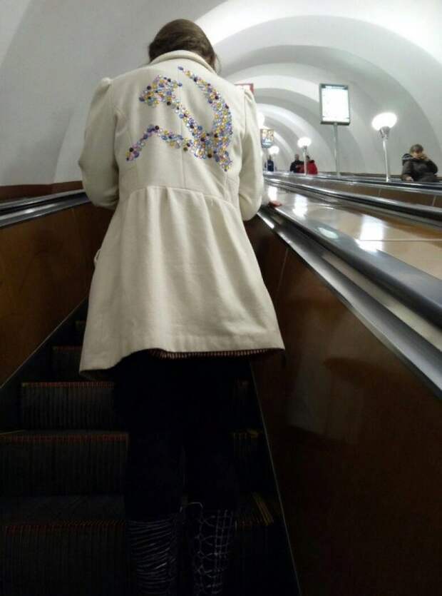 девушка в пальто с серпом и молотом