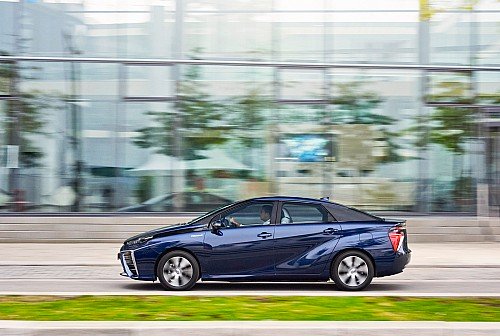 Длина машины 4890 мм – она лишь на 9 мм короче «пятерки» BMW! А колесная база (2780 мм) на 30 мм короче, чем у «трешки».