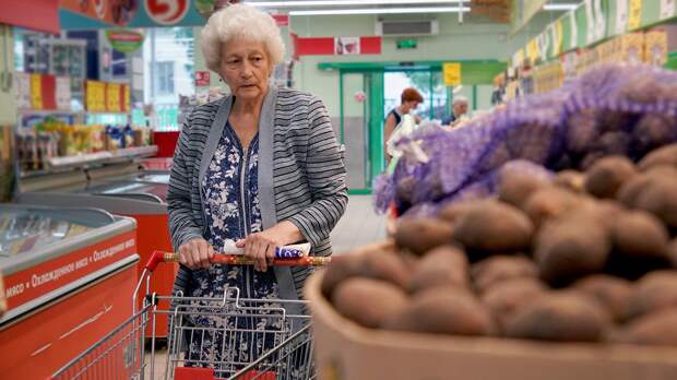 Пенсионерка покупает продукты