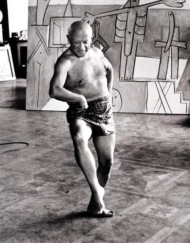 Пикассо на фоне своей работы.