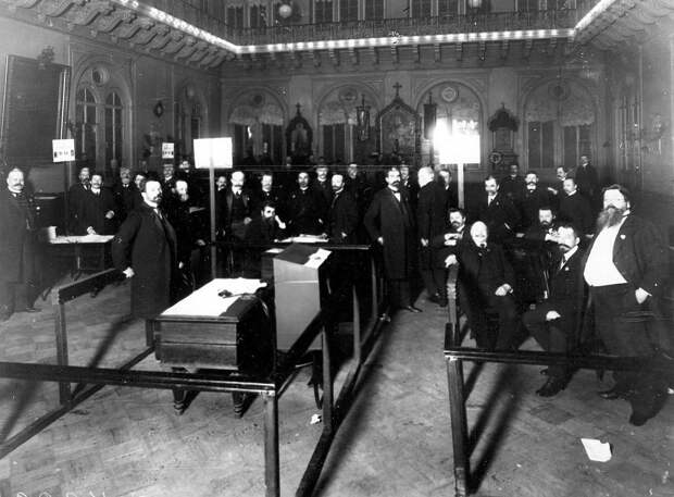 20 марта 1906. Избирательная комиссия по выборам выборщиков в Первую Государственную думу в зале Городской думы.