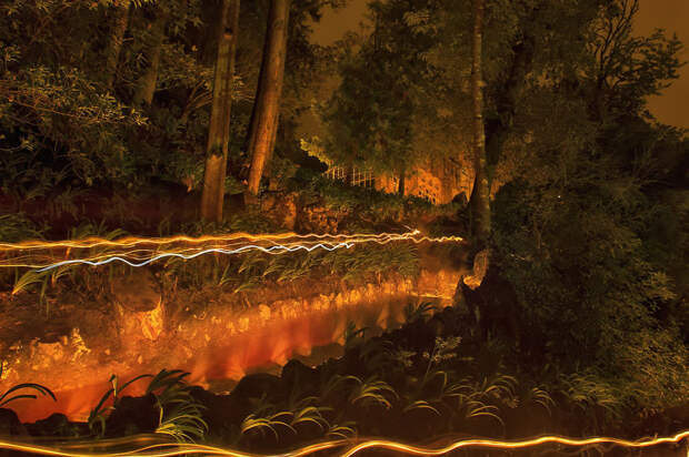 Ночная подсветка на пруду Кинта Да Регалейра, Сказочно, дворец, история, факты