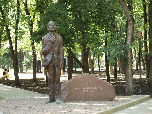 1024px-Monument_to_Osip_Mandelshtam_in_Voronezh,_20090628.JPG