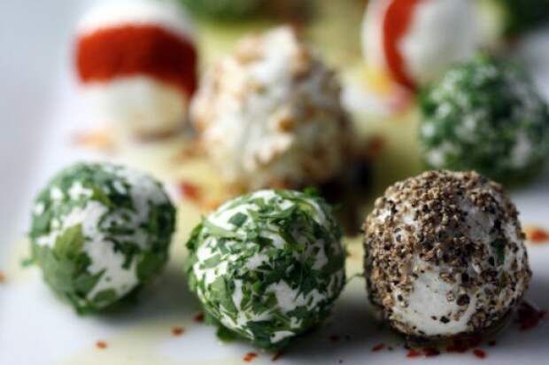 Ты можешь обвалять сырные шарики в орехах или свежей зелени