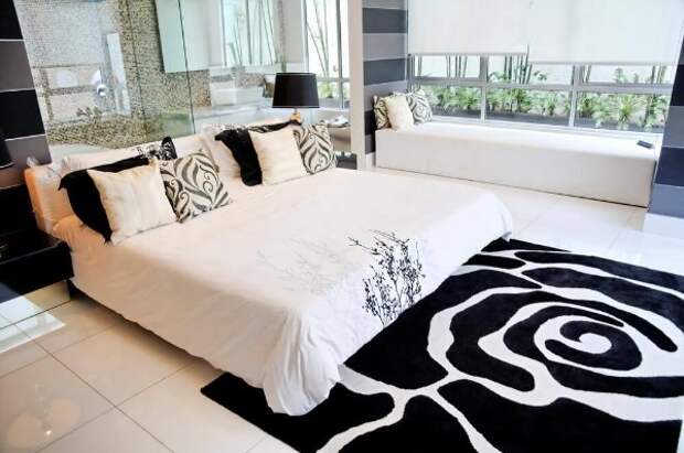 стильный чёрно-белый ковёр на полу в спальне