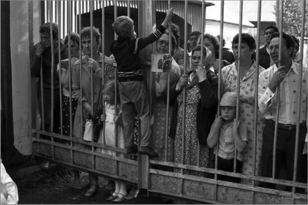 Родительский день в пионерском лагере. СССР, Зенково, Прокопьевский район, 1985 год.