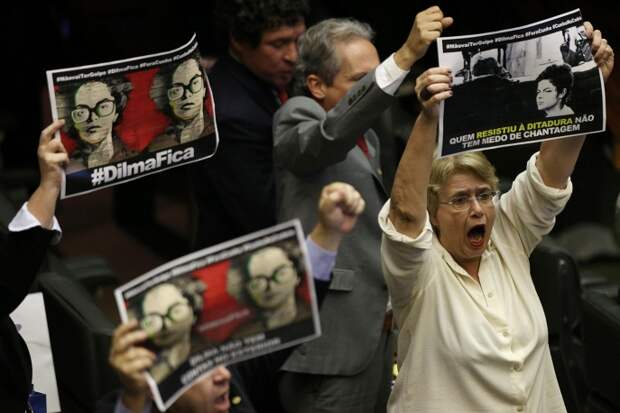 Законодатели - сторонники президента Бразилии Дилмы Руссефф с плакатами "Оставьте Дилму". 8 декабря 2015 года Федеральный верховный суд страны приостановил рассмотрение импичмента в отношении Руссефф