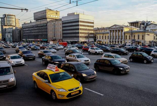 ID: 10625011 Дата съемки: 02.04.2015 Описание: Россия. Москва. Вид на Садовое кольцо в районе станции метро "Парк культуры". Вячеслав Прокофьев/ТАСС