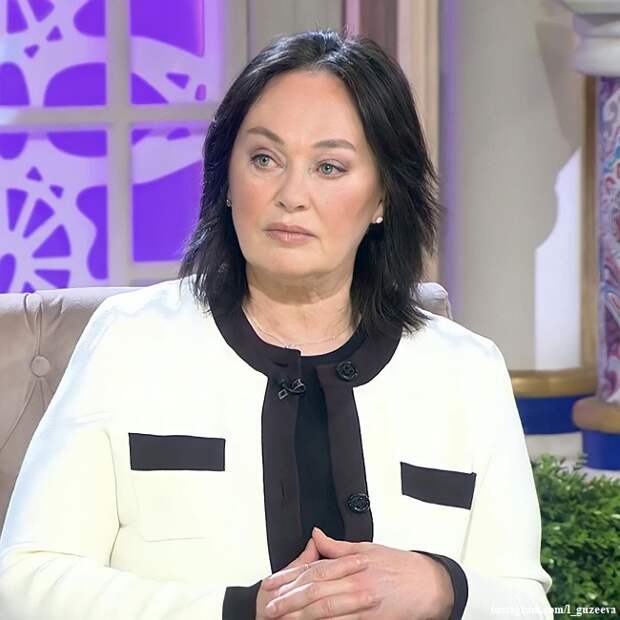 Лариса Гузеева носит дочь на себе