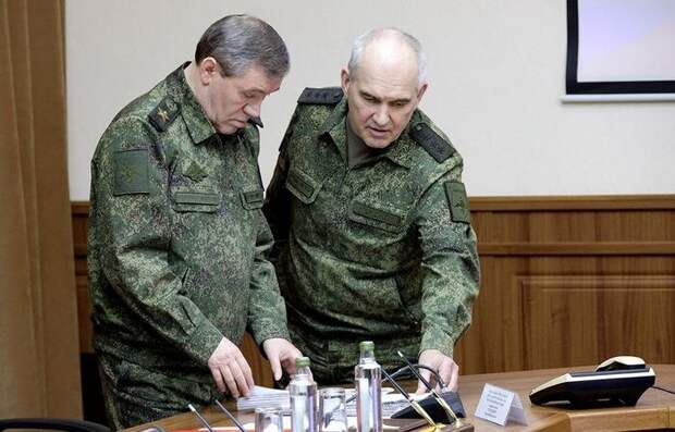 Глава Генштаба Герасимов (слева), его первый заместитель Рудской (справа) Глава Генштаба Герасимов (слева), его первый заместитель Рудской (справа)