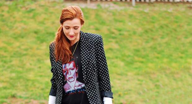 4 Ways to Wear a David Bowie t-shirt | With a polka dot blazer