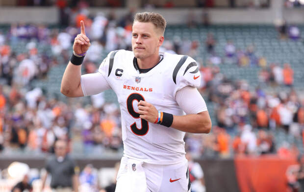 Joe Burrow running on the field