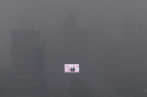 Яркий электронный экран светится сквозь смог в Шэньяне. загрезнение, китай, природа