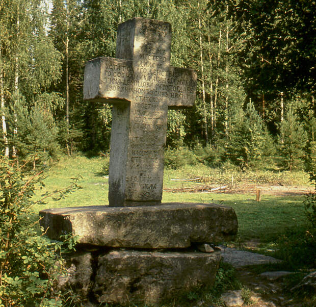 Памятный крест на месте рождения Никиты Демидова у реки Чусовой.
