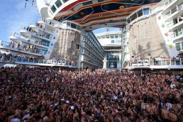 Самый большой корабль в мире, Allure of the Seas, Люди на палубе Самый большой корабль в мире, Allure of the Seas, Люди на палубе
