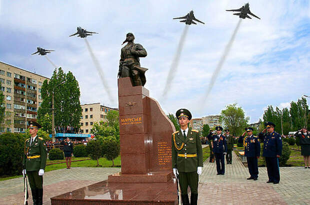 Памятник Герою Советского Союза А. П. Маресьеву в родном городе Камышине.
