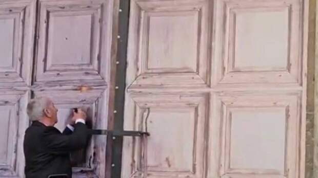 Двери храма Гроба Господня открыли перед схождением Благодатного огня