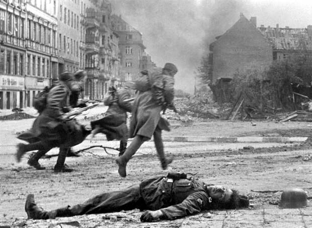 Падение Берлина на фотографиях весны 1945 года (1) 