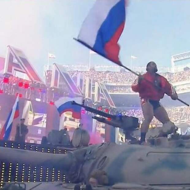 Флаг России поднят над Калифорнией. Тяжелая техника въехала в город