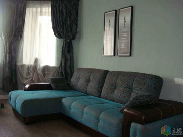 Сине-серый диван в гостиной