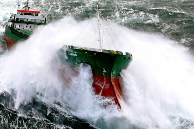 Корабли вышли в 10-бальный шторм: видео очевидцев