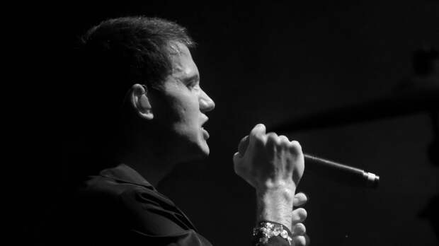 «Самобытный и яркий»: умер солист Shortparis Николай Комягин в возрасте 39 лет