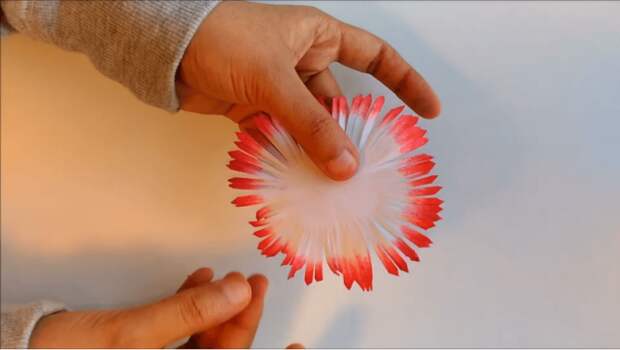 Оригинальная идея для праздничного декора: подвесные бумажные цветы. Можно сделать с детьми.