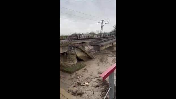 Второй мост за день обрушился в Дагестане из-за сильного потопа.