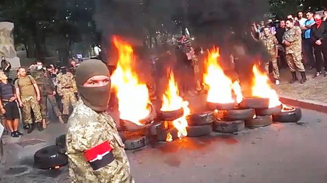 Требуя продолжения войны, участники марша подожгли шины в центре Киева
