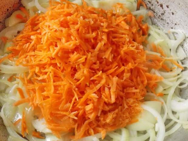 Нарежьте лук и натрите морковь