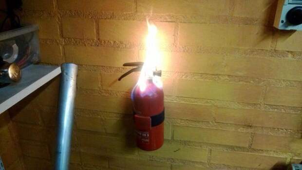 огнетушитель в огне