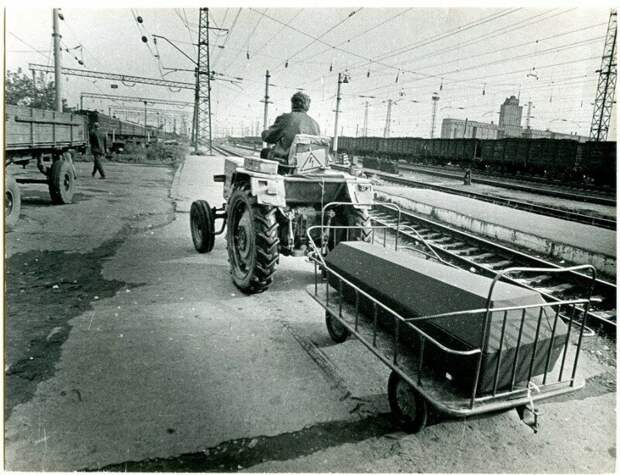 Багаж на железнодорожной станции, 1990 год, Карталы, Челябинская область история, ретро, фото