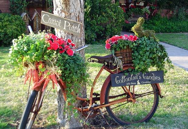 Украшения для сада своими руками. Старыми велосипедами стало популярным украшать садовые участки, ведь они очень подходт на роль подставки для горшков кадок и вазонов. Велосипед можно полностью выкрасить, например, в белый цвет