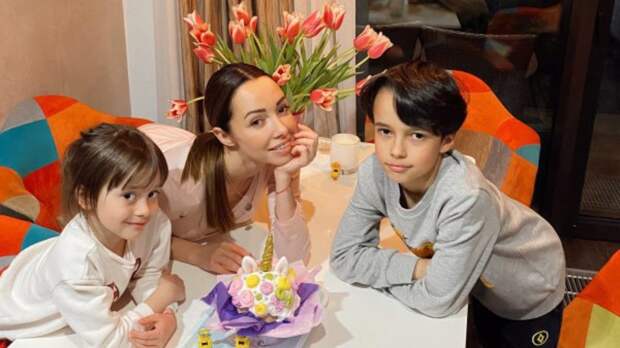 Екатерина Кухар с детьми