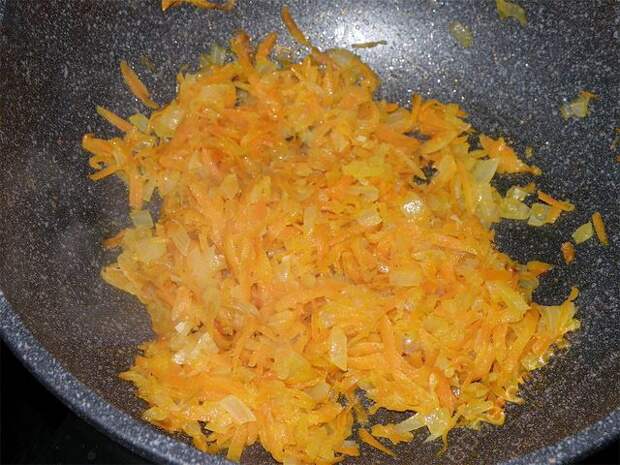 Лук, морковь готовы. пошаговое фото этапа приготовления горохового супа
